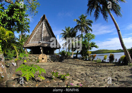 Männerhaus Steingeld traditionellem vor, Yap, Mikronesien | Stone de l'argent à un hommes traditionnels house, Yap, Micronésie