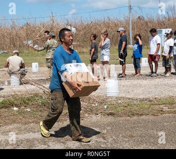 Transporter les résidents Repas prêt à manger à leurs véhicules à un point de distribution d'urgence gérés par la FEMA au lendemain du typhon Yutu 3 Novembre, 2018 à Saipan, Commonwealth des îles Mariannes du Nord. Les îles ont été dévastées par le typhon Yutu, la plus forte incidence de typhon Îles Mariannes sur dossier. Banque D'Images