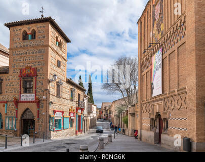 La Calle de los Reyes Catolicos avec l'École d'Art à droite, Tolède, Castille la Manche, Espagne Banque D'Images