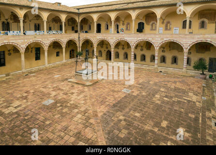 ASSISI, ITALIE - OCTOVER 27, 2018 : cour intérieure dans la Basilique de Saint François d'assise Banque D'Images