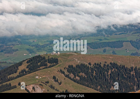 Auberge de montagne Kronberg obscurci vue depuis Säntis/Saentis - Appenzell Alpstein, Alpes, Suisse Banque D'Images