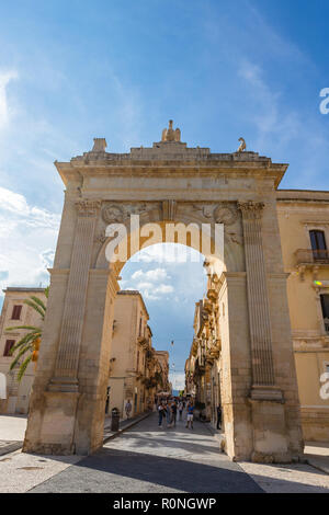 Noto, Italie - le 21 septembre 2018 : Porta du Vrai ou arc de Ferdinand II de Noto, en Sicile, Italie. Banque D'Images