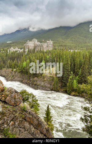 BANFF, ALBERTA, CANADA - Juin 2018 : vue panoramique de la rivière Bow Falls. Dans la distance est l'Hôtel Fairmont Banff Springs. Banque D'Images