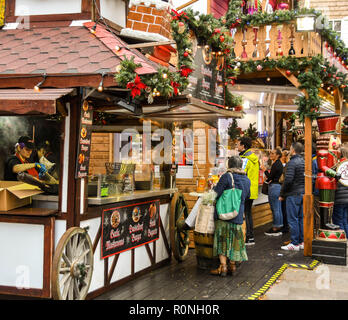 CARDIFF, WALES - NOVEMBRE 2018 : Un food dans le quartier festif de Cardiff mis en place dans le centre-ville avant Noël. Banque D'Images