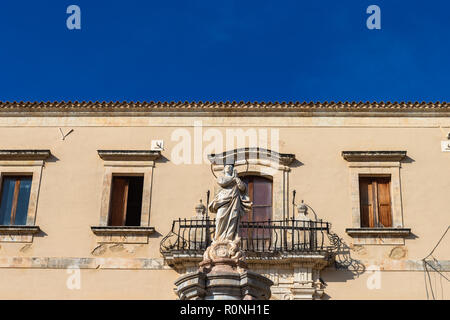 Noto, Italie - le 21 septembre 2018 : Madonna statue. Noto, Sicile, Italie Banque D'Images