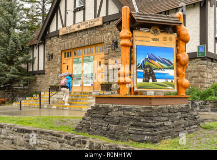 BANFF, ALBERTA, CANADA - Juin 2018 : grand panneau avec des sculptures en bois pour le parc national Banff à l'extérieur du centre d'information touristique dans le centre-ville de Banff. Banque D'Images