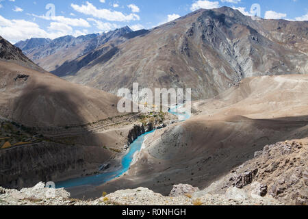 La rivière Tsarap et Purne (village, également connu sous le nom de Purni) vu en septembre à partir du chemin entre Chóra et Phugtal Gompa, Zanskar, Inde Banque D'Images