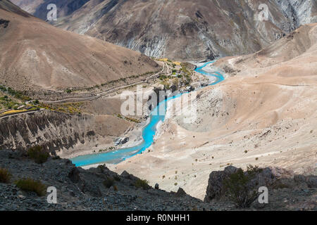 La rivière Tsarap et Purne (village, également connu sous le nom de Purni) vu en septembre à partir du chemin entre Chóra et Phugtal Gompa, Zanskar, Inde Banque D'Images