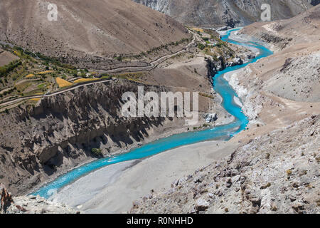La rivière Tsarap et Purne (village, également connu sous le nom de Purni) vu en septembre à partir du chemin entre Chóra et Phugtal Gompa, Zanskar, Inde Banque D'Images
