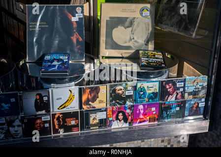 Les disques vinyles et CD's dans la fenêtre d'un magasin de charité à Stockbridge, Édimbourg, Écosse, Royaume-Uni. Banque D'Images