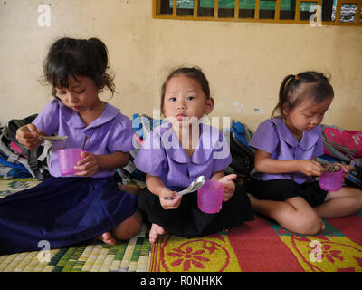 Cambodge Tu Taing l'école maternelle pour les enfants vietnamiens vivant à Phnom Penh au Cambodge, où ils apprennent la langue khmère afin de mettre en place plus en accord avec la société cambodgienne. Banque D'Images