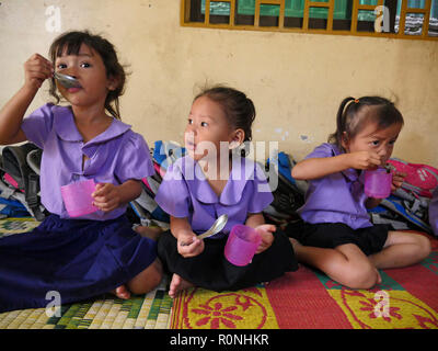 Cambodge Tu Taing l'école maternelle pour les enfants vietnamiens vivant à Phnom Penh au Cambodge, où ils apprennent la langue khmère afin de mettre en place plus en accord avec la société cambodgienne. Banque D'Images