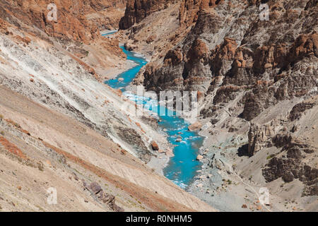 La rivière Tsarap et sentiers menant à Phugtal Gompa : à partir de la Cha (en haut, à gauche de la rivière) et de Purne (en bas, à droite de la rivière) Banque D'Images