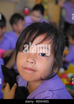 Cambodge Tu Taing l'école maternelle pour les enfants vietnamiens vivant à Phnom Penh au Cambodge, où ils apprennent la langue khmère afin de mettre en place plus en accord avec la société cambodgienne. Banque D'Images