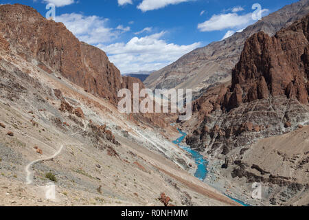 La rivière Tsarap et sentiers menant à Phugtal Gompa : à partir de la Cha (en haut, à gauche de la rivière) et de Purne (en bas, à droite de la rivière) Banque D'Images