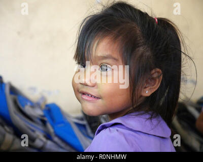 Cambodge Tu Taing l'école maternelle pour les enfants vietnamiens vivant à Phnom Penh au Cambodge, où ils apprennent la langue khmère afin de mettre en place plus en accord avec la société cambodgienne. Banque D'Images