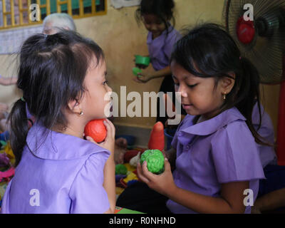 Cambodge Tu Taing l'école maternelle pour les enfants vietnamiens vivant à Phnom Penh au Cambodge, où ils apprennent la langue khmère afin de mettre en place plus en accord avec la société cambodgienne. Banque D'Images