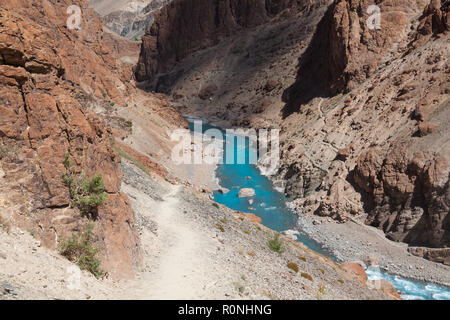La rivière Tsarap et sentiers menant à Phugtal Gompa : à partir de la Cha (en haut, à gauche de la rivière) et de Purne (en bas, à droite de la rivière) Banque D'Images
