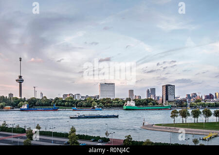 Rotterdam, Pays-Bas, le 12 octobre 2018 : une partie de la skyline dispose d''Euromast et Erasmus MC vu de l'autre côté de la rivière Nouvelle Meuse Banque D'Images
