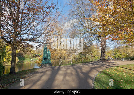 Ørstedsparken Ørsted, le parc, en couleurs d'automne. Statue en bronze de Natalie Zahle, pédagogue et pionnier de la réforme danoise sur l'éducation des femmes au Danemark Banque D'Images