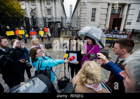 Solliciteur Jemma Conlon (à gauche) et l'Irlande du Nord d'Amnesty International Campaign Manager, Grainne Teggart, parler aux médias en dehors de Belfast, le Tribunal de la Couronne. Banque D'Images