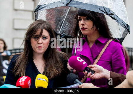 Solliciteur Jemma Conlon (à gauche) et l'Irlande du Nord d'Amnesty International Campaign Manager, Grainne Teggart, parler aux médias en dehors de Belfast, le Tribunal de la Couronne. Banque D'Images