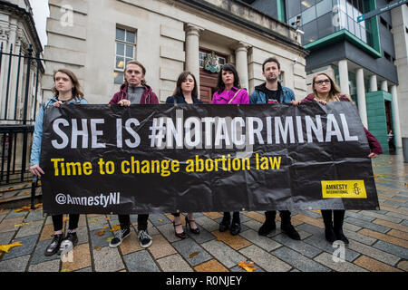 Solliciteur Jemma Conlon (centre gauche) et l'Irlande du Nord d'Amnesty International Campaign Manager, Grainne Teggart (centre-droit), avec des militants pro-choix tenant une bannière. Banque D'Images