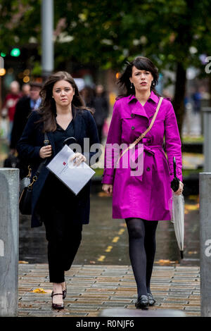 Solliciteur Jemma Conlon (à gauche) et l'Irlande du Nord d'Amnesty International Campaign Manager, Grainne Teggart, en dehors de la Crown Court de Belfast. Banque D'Images