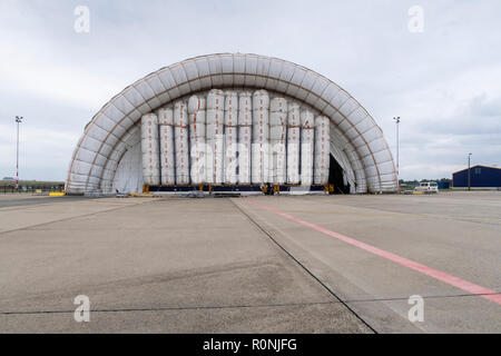 Un hangar pour avions à l'Aéroport International Liszt Ferenc de Budapest Banque D'Images