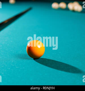 Boules de billard sur la table verte avec billiard cue. Banque D'Images