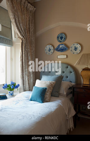 Chambre avec des touches de bleu dans la région de Carlton House au Yorkshire Banque D'Images