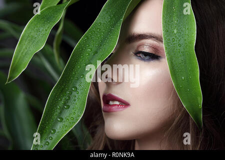 Belles lèvres Make-up, Portrait d'un visage de femme convoitée et le maquillage des lèvres. Banque D'Images