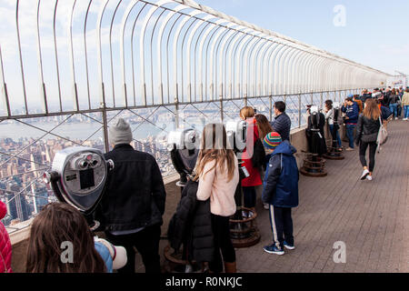 Les touristes du haut de l'Empire State Building, New York City, États-Unis d'Amérique. Banque D'Images