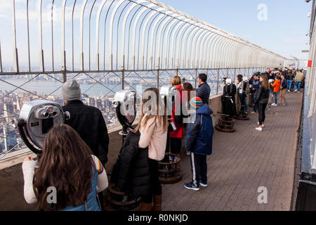 Les touristes du haut de l'Empire State Building, New York City, États-Unis d'Amérique. Banque D'Images