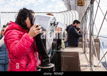 Les touristes du haut de l'Empire State Building, New York City, États-Unis d'Amérique. Banque D'Images