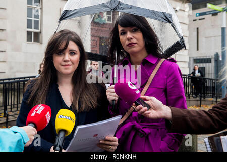 Solliciteur Jemma Conlon (à gauche) et l'Irlande du Nord d'Amnesty International Campaign Manager, Grainne Teggart, parler aux médias à l'extérieur de la Haute Cour de Belfast. Banque D'Images