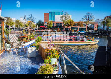 Amsterdam péniche dans la journée ensoleillée à chanal Banque D'Images