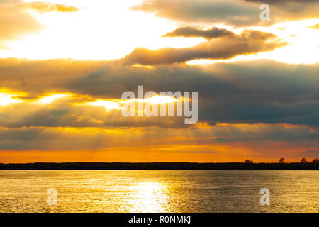 Coucher de soleil sur la digue de la rivière Amur à Khabarovsk. La Russie. Banque D'Images