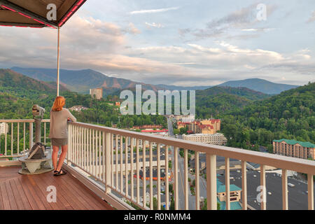 Un libre dans un chandail gris et jupe en voyant les montagnes Great Smoky et Gatlinburg, TN d'une plate-forme d'observation autour de golde Banque D'Images