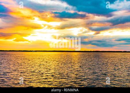 Coucher de soleil sur la digue de la rivière Amur à Khabarovsk. La Russie. Banque D'Images