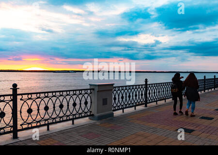 Coucher de soleil sur la digue de la rivière Amur à Khabarovsk. La Russie. Banque D'Images