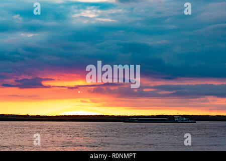 Coucher de soleil sur la digue de la rivière Amur à Khabarovsk. La Russie. Banque D'Images