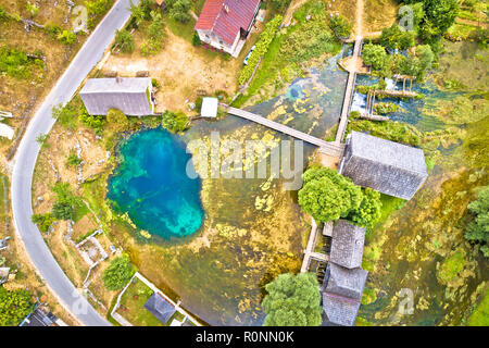 Majerovo vrilo source de la rivière Gacka, vue aérienne de la région de Lika de Croatie Banque D'Images