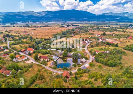 Majerovo vrilo Gacka et Source Vue aérienne de la vallée de la région de Lika, Croatie Banque D'Images