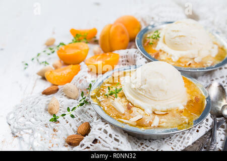 Crumble d'abricots, glace vanille Banque D'Images