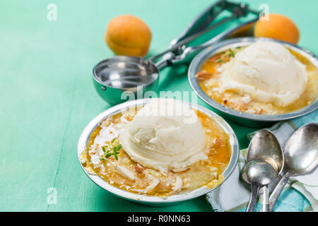 Crumble d'abricots, glace vanille Banque D'Images