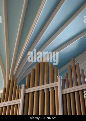 Les tuyaux d'orgue et plafond bleu cannelé à l'église paroissiale de KIrkcudbright, Dumfries et Galloway, Écosse Banque D'Images