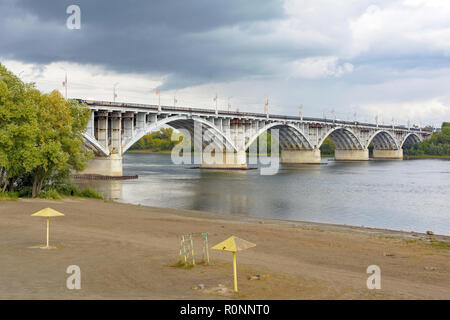 Moscow, vue de la route municipale pont sur la rivière et la ville de Biya beach, de l'Altaï Banque D'Images