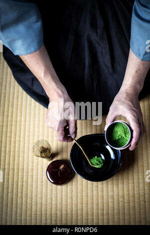 High angle close up de cérémonie du thé japonaise traditionnelle, l'homme vert crème de thé Matcha en poudre dans un bol. Banque D'Images