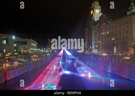 La rivière de la lumière 'La Piscine' Éléments de miroirs par le Kazimier s'allumer le canal sur Liverpool waterfront pendant le feu d'artifice 2018. Banque D'Images